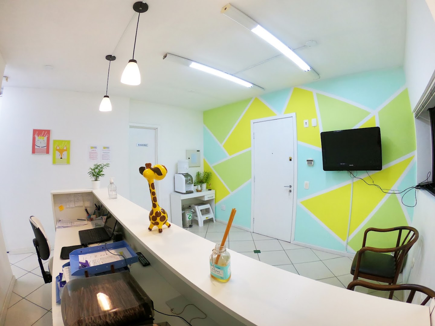 Sala de atendimento com equipamento moderno